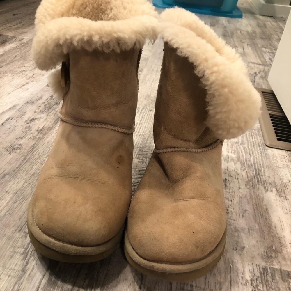 Ugg short button